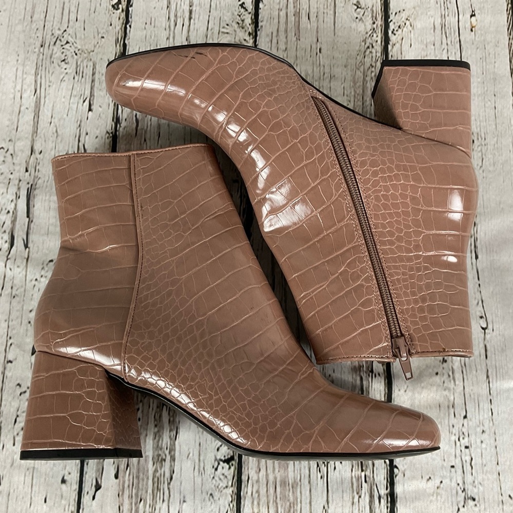 Steve Madden “Darma” Crocodile Embossed Ankle Boots Blush Tan Bootie Sz 10 - Picture 8 of 9